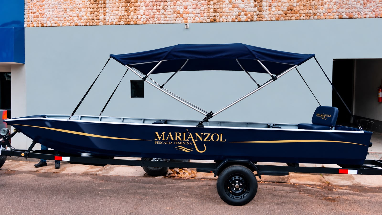 Canoa azul Marianzol de perfil, com a marca em dourado na lateral