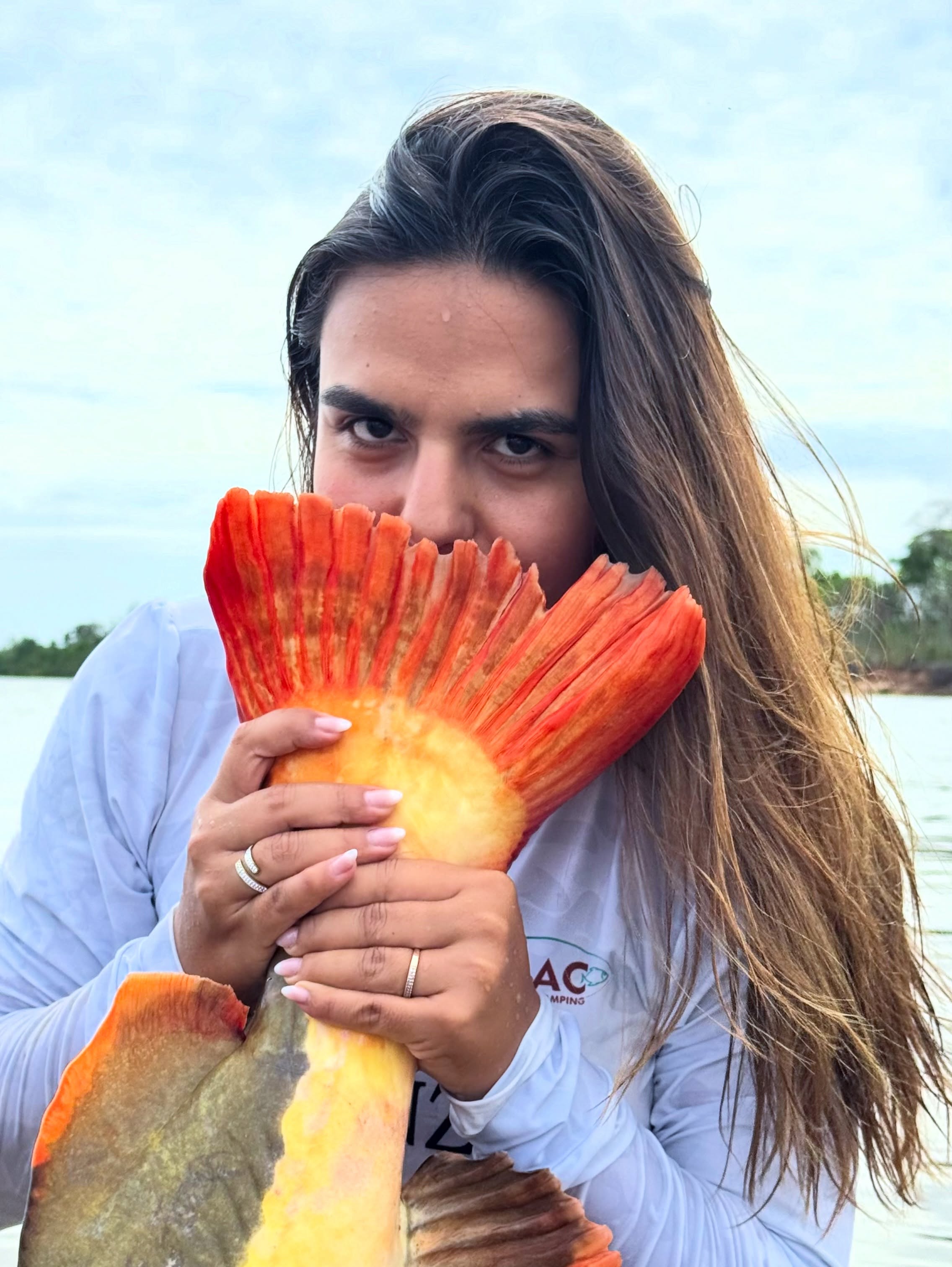 Pescadora com a cauda de um peixe em primeiro plano
