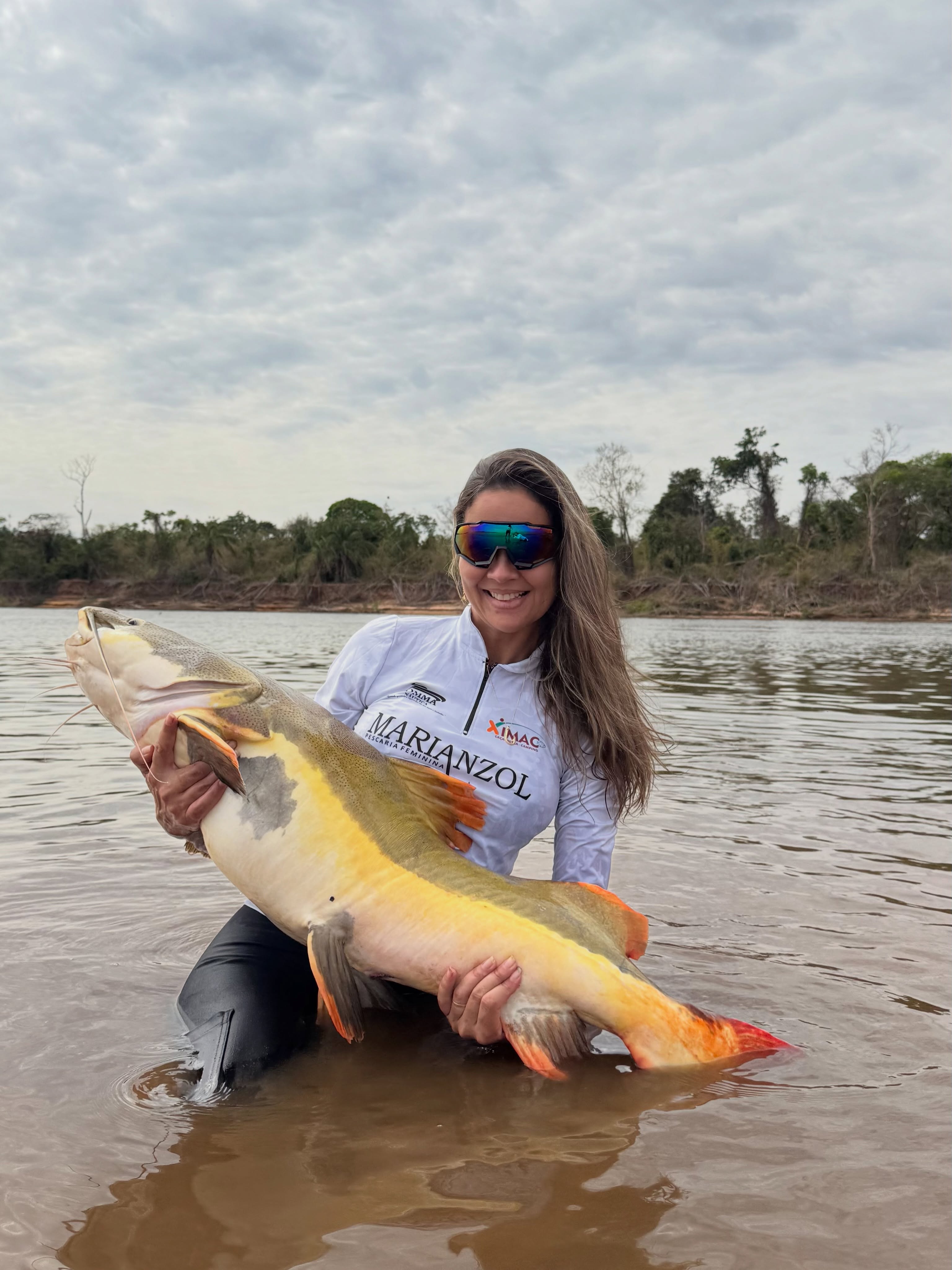 Pescadora com um peixe no Rio Araguaia